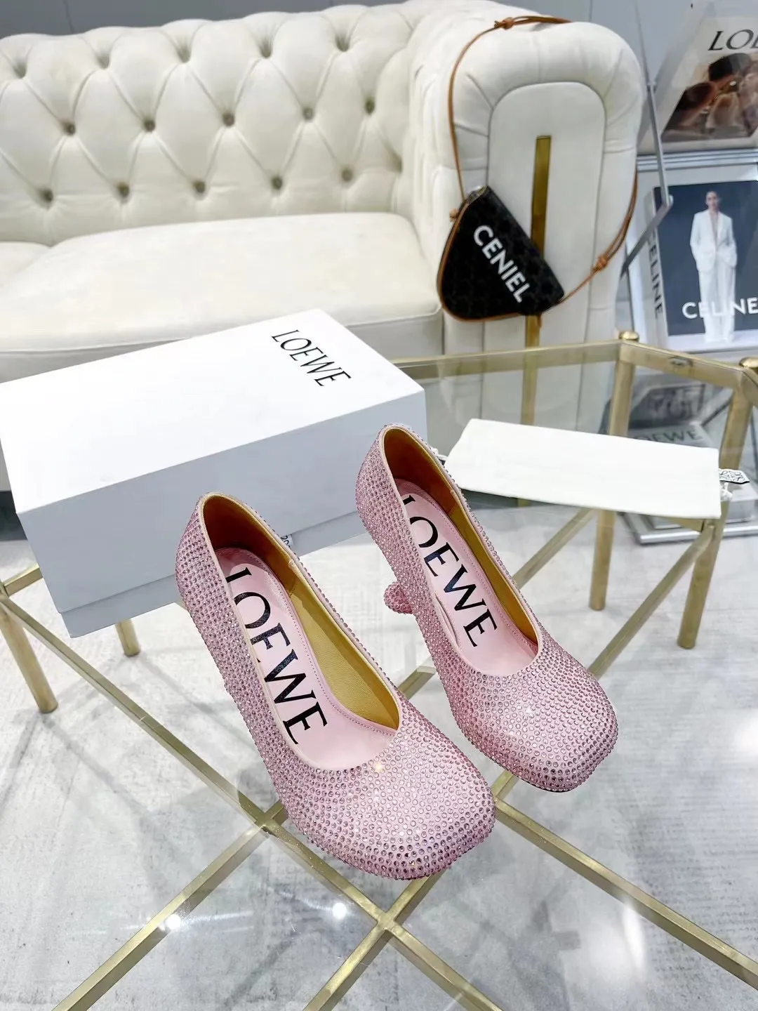 👟👟Ex-factory price 660👟👟 LOEWE‼ ️ New arrival‼ ️Imported genuine leather sole Loewe 2024/aw early spring latest T stage colored diamond series catwalk style 😘😘😘 Upper: imported silk cloth lining: imported water-dyed sheepskin outsole: original molded injection molded leather outsole Heel: original molded 1:1 Heel height: 9.5cm Size: 35-39 (40/41/42/43 custom-made, non-refundable)